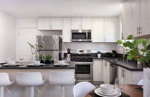 Glendale Apartment | Modern 3BR Apt with Parking in Glendale