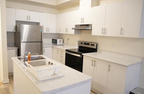 Stoney Creek Villa | Modern 3BR Bath House Minutes to Niagara Falls