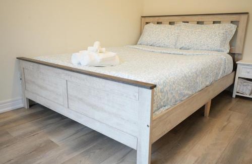 Stoney Creek Villa | Modern 3BR Bath House Minutes to Niagara Falls