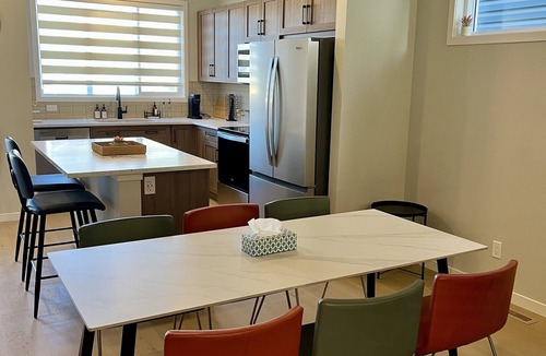 Southeast Calgary House | Modern 3BR | Bonus Room | Office | A/C, Smart TVs, Parking