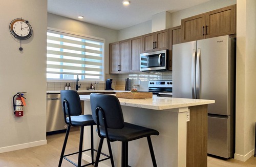 Southeast Calgary House | Modern 3BR | Bonus Room | Office | A/C, Smart TVs, Parking