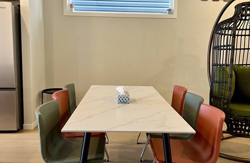 Southeast Calgary House | Modern 3BR | Bonus Room | Office | A/C, Smart TVs, Parking