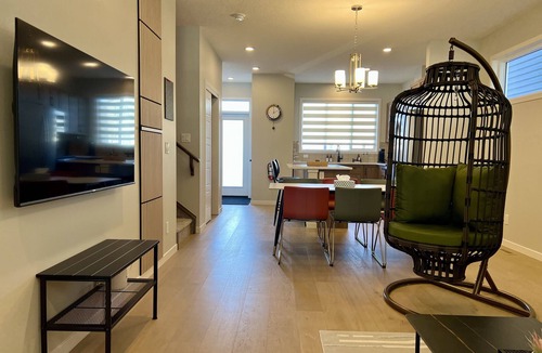 Southeast Calgary House | Modern 3BR | Bonus Room | Office | A/C, Smart TVs, Parking