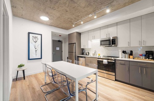 River North Hotel | Modern 3BR City Retreat - Near Old Town