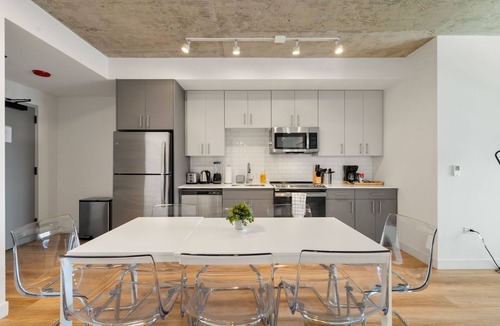 River North Hotel | Modern 3BR City Retreat - Near Old Town