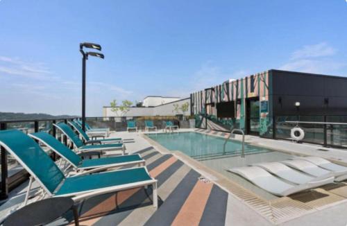 Five Points South Apartment | Modern 3BR Condo | Five Points South Gem -Private Bedspace