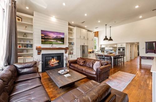 Old City Condo | Modern 3BR Condo | Parking | Walk to Smokies Stadium