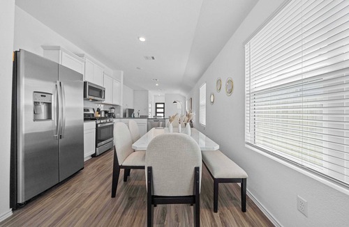 Hutto House | Modern 3BR Cottage｜Private Yard｜Mainfloor Bedroom｜30+ Day Stay in Hutto #42147