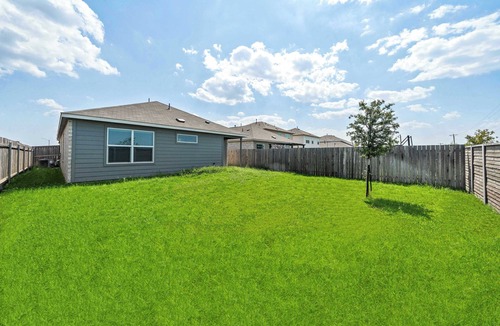 Hutto House | Modern 3BR Cottage｜Private Yard｜Mainfloor Bedroom｜30+ Day Stay in Hutto #42147