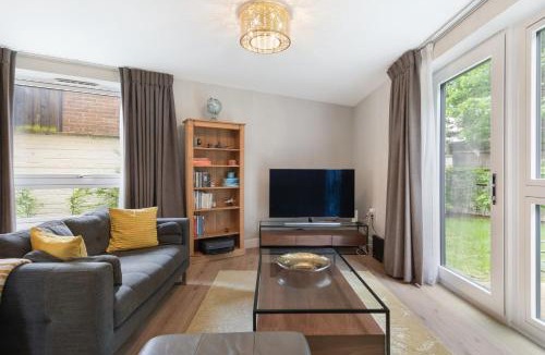 Ashford Apartment | Modern 3BR Flat quick links to LDN & Heathrow