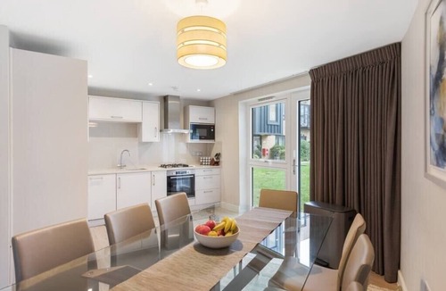 Ashford Apartment | Modern 3BR Flat quick links to LDN and Heathrow