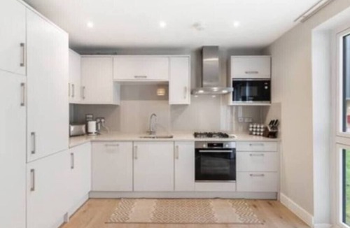 Ashford Apartment | Modern 3BR Flat quick links to LDN and Heathrow