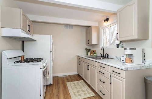 Ames House | Modern 3BR Getaway-Stylish, Ames