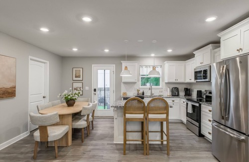 Grandview House | Modern 3BR Home Clean & Bright