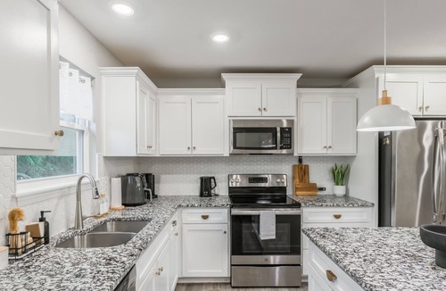Grandview House | Modern 3BR Home Clean & Bright