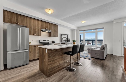 Brantford House | Modern 3BR Home~King Suite~Parking~Laundry