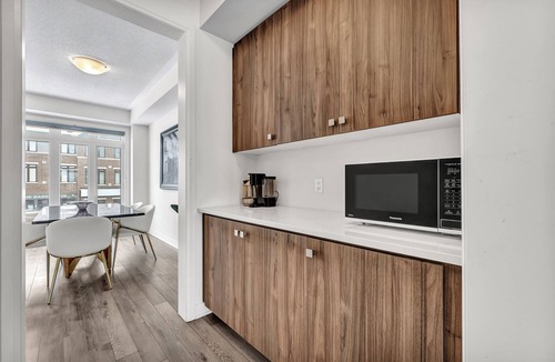 Brantford House | Modern 3BR Home~King Suite~Parking~Laundry