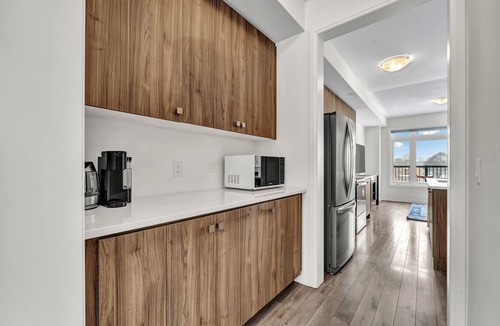Brantford House | Modern 3BR Home~King Suite~Parking~Laundry