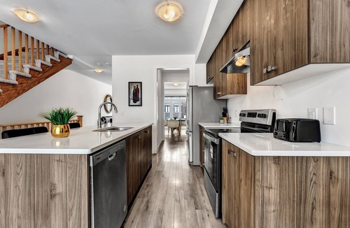 Brantford House | Modern 3BR Home~King Suite~Parking~Laundry