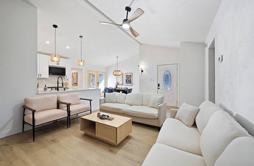 The Colony House | Modern 3BR Home Near Frisco & Arlington Comfortable Stay for Families & Groups