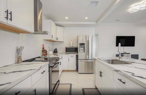 Cleveland House | Modern 3BR Home, Yard, Pet Friendly, BBQ Grill & Free Parking