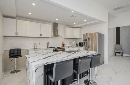 Cleveland House | Modern 3BR Home | Yard, Pet OK, BBQ Grill & Free Parking