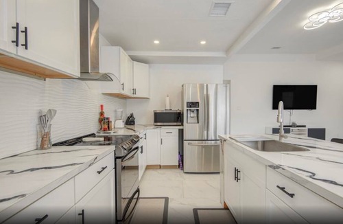 Cleveland House | Modern 3BR Home | Yard, Pet OK, BBQ Grill & Free Parking