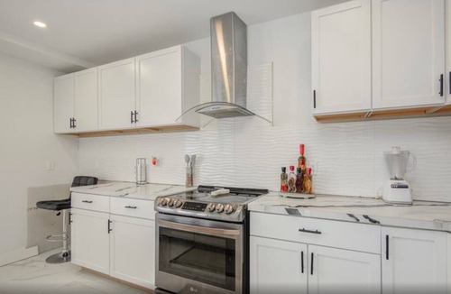 Cleveland House | Modern 3BR Home | Yard, Pet OK, BBQ Grill & Free Parking