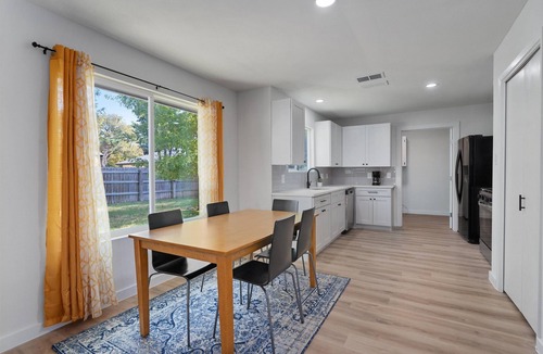 McNeil House | Modern 3BR house - 5 mins from Domain shopping, bars, restaurants