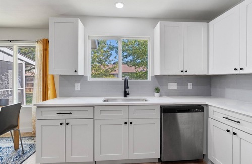 McNeil House | Modern 3BR house - 5 mins from Domain shopping, bars, restaurants