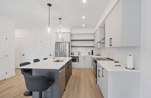 London House | Modern 3BR House | King + 2 Queens | Parking