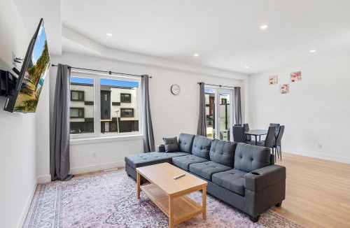 London Apartment | Modern 3BR House, King, 2 Queens, Parking
