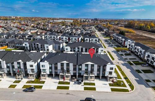 London Apartment | Modern 3BR House, King, 2 Queens, Parking