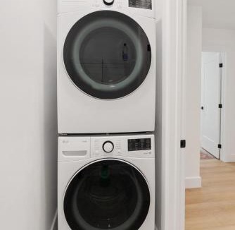 London Apartment | Modern 3BR House, King, 2 Queens, Parking