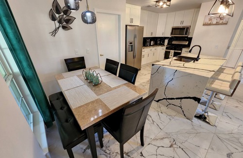 Rosewood House | Modern 3BR House near Downton Austin
