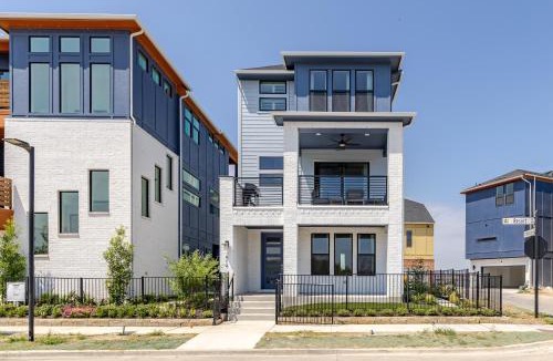 Rowlett House | Modern 3BR Lake House in Rowlett