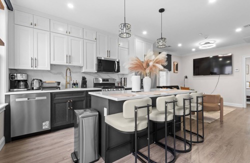 Union City Apartment | Modern 3BR Near NYC + MetLife Sleeps 8 + Parking