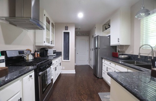 Los Angeles House | Modern 3BR Near SoFi, Intuit Dome Parking Workspace