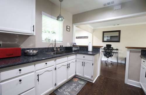 Los Angeles House | Modern 3BR Near SoFi, Intuit Dome Parking Workspace