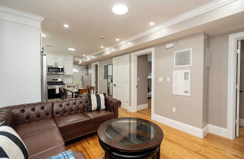 Codman Square Apartment | Modern 3BR nest near Franklin Park 558/2