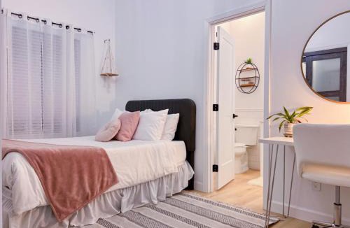 Clawson House | Modern 3BR Oasis Free Parking