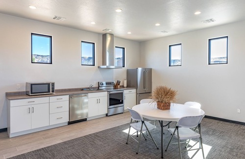 St. George House | Modern 3BR Parade Home - w/Casita & Putting Green
