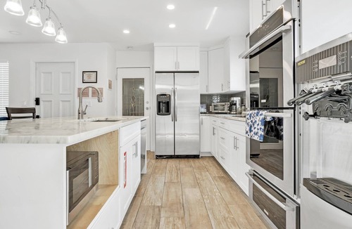 Central Corals House | Modern 3BR Pool Home – Heated Pool, Soft-Serve, Pet-Friendly, Sleeps 8