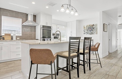 Central Corals House | Modern 3BR Pool Home – Heated Pool, Soft-Serve, Pet-Friendly, Sleeps 8