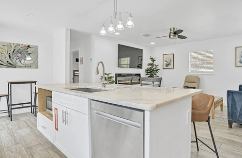 Central Corals House | Modern 3BR Pool Home – Heated Pool, Soft-Serve, Pet-Friendly, Sleeps 8