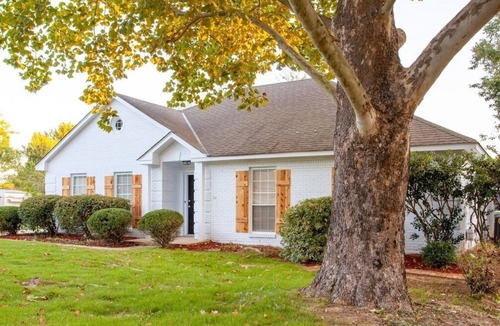 Gunter Afs House | Modern 3BR Retreat | Fast WiFi Included