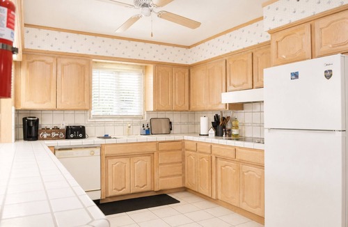 Hanford House | Modern 3BR Retreat + Game Room + 2 King Beds