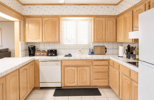 Hanford House | Modern 3BR Retreat + Game Room + 2 King Beds