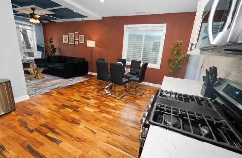 East Garfield Park Apartment | Modern 3BR Retreat Near United Center & West Loop