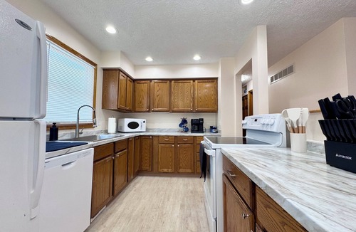 Lansing House | Modern 3BR Retreat Near MSU & Downtown Lansing